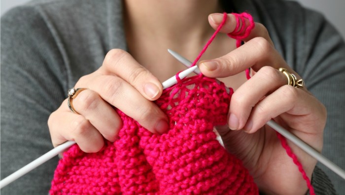 woman-knitting